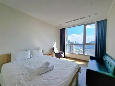 Appartamento con tre camere da letto e balcone — Vinhomes Landmark Luxury Apartment by Navie